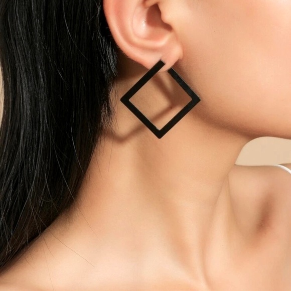 Accessories - ⭐️ COMES GIFT WRAPPED ⭐️ BLACK SQAURE EARRINGS